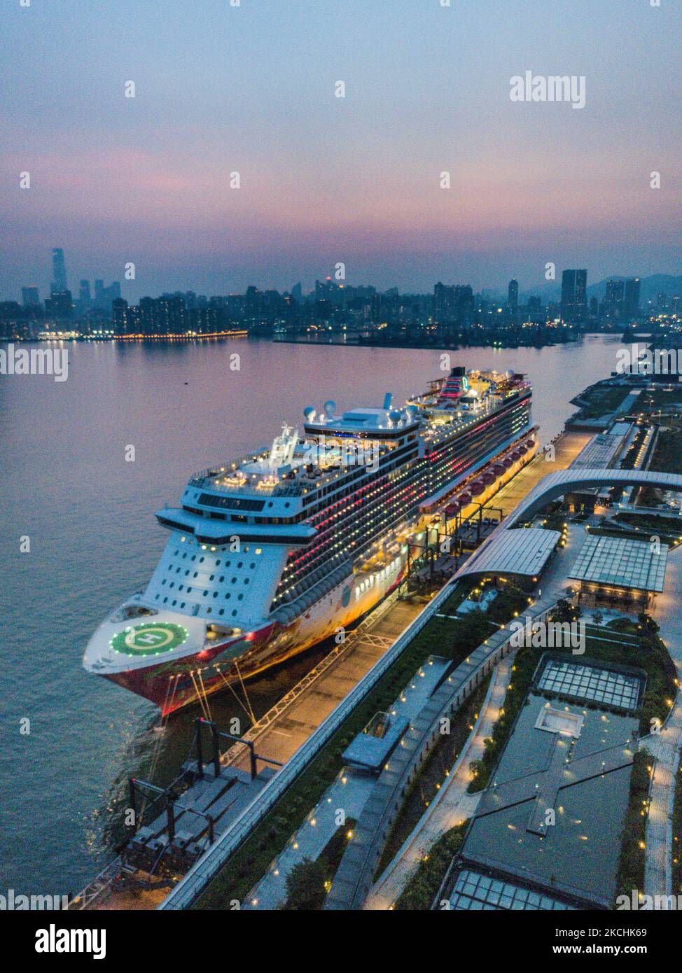 El crucero Genting Dream está amarrado en la terminal de cruceros Kai Tak en este panorama por drone en Hong Kong, China, 23 de julio de 2021. Hong Kong está a punto de permitir a partir de agosto ''cruceros a ninguna parte'' totalmente vacunados. (Foto de Marc Fernandes/NurPhoto) Foto de stock