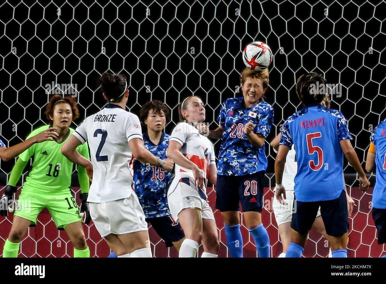 (20) Honoka HAYASHI, del equipo de Japón, se defiende con su cabeza durante la Primera Ronda Femenina del Partido del Grupo E entre Japón y Gran Bretaña el primer día de los Juegos Olímpicos de Tokio 2020 en el Estadio Sapporo Dome (Foto de Ayman Aref/NurPhoto) Foto de stock