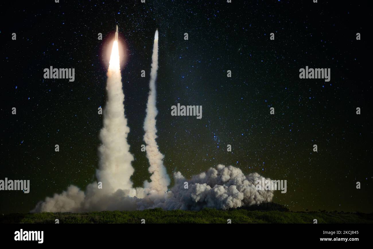 Dos misiles lanzan por la noche. Escalada de la situación política. Elementos de esta imagen proporcionados por la NASA. Foto de stock