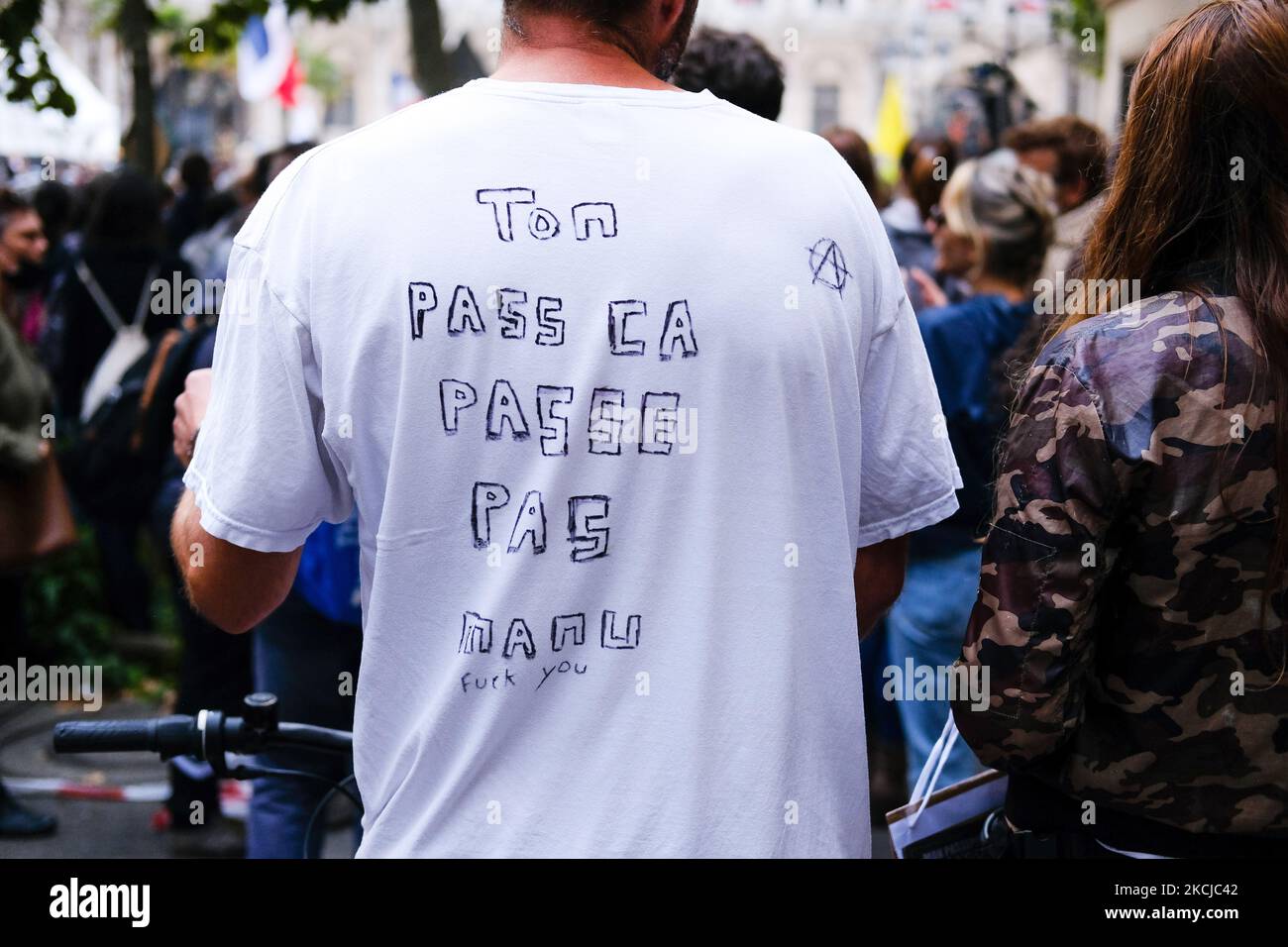 Un manifestante contra el pase de salud lleva una camiseta ''Tu pase no  pasa'' en París, Francia, el 7 de agosto de 2021. Por el cuarto sábado  consecutivo, manifestación en París contra