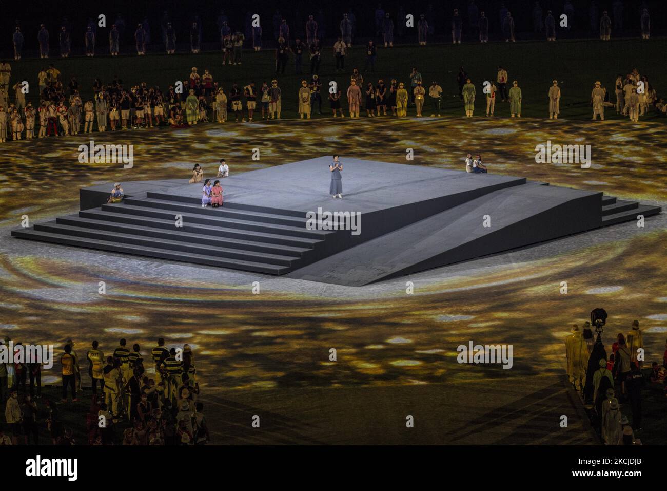 El espectáculo en la ceremonia de clausura de los Juegos Olímpicos de Tokio 2020 en el Estadio Olímpico. (Foto de Ayman Aref/NurPhoto) Foto de stock