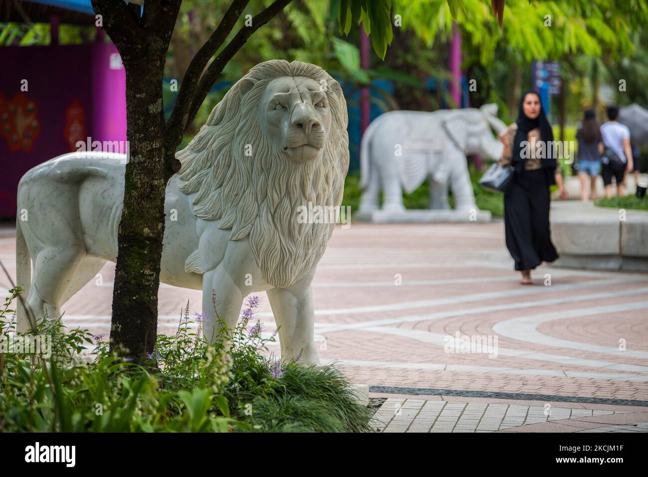 Ciudad de Singapur, Singapur-Septiembre 08,2019: Los turistas recorren los Jardines junto a la Bahía, un parque natural en la ciudad de Singapur. Foto de stock