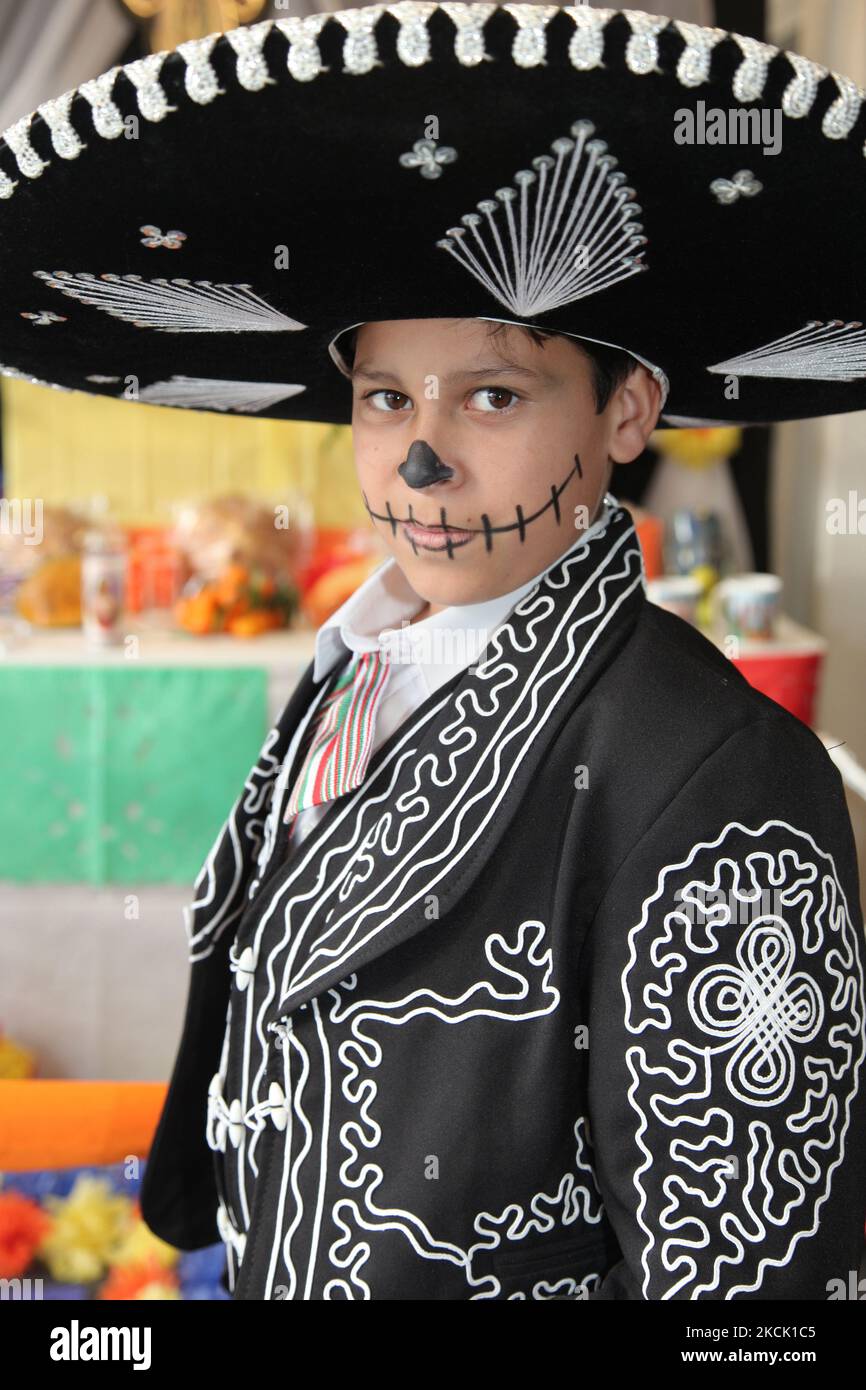 niebla psicología mudo Un niño mexicano vestido con un traje tradicional de mariachi con un gran  sombrero y su rostro decorado con un maquillaje de esqueleto celebra el Día  de los Muertos en Toronto, Ontario,