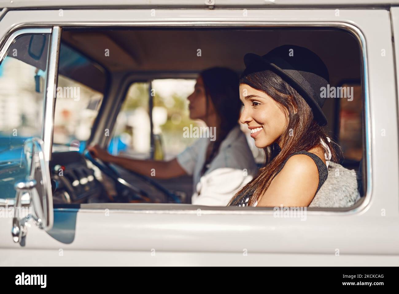 Dos jóvenes amigos felices yendo de viaje por carretera. Foto de stock