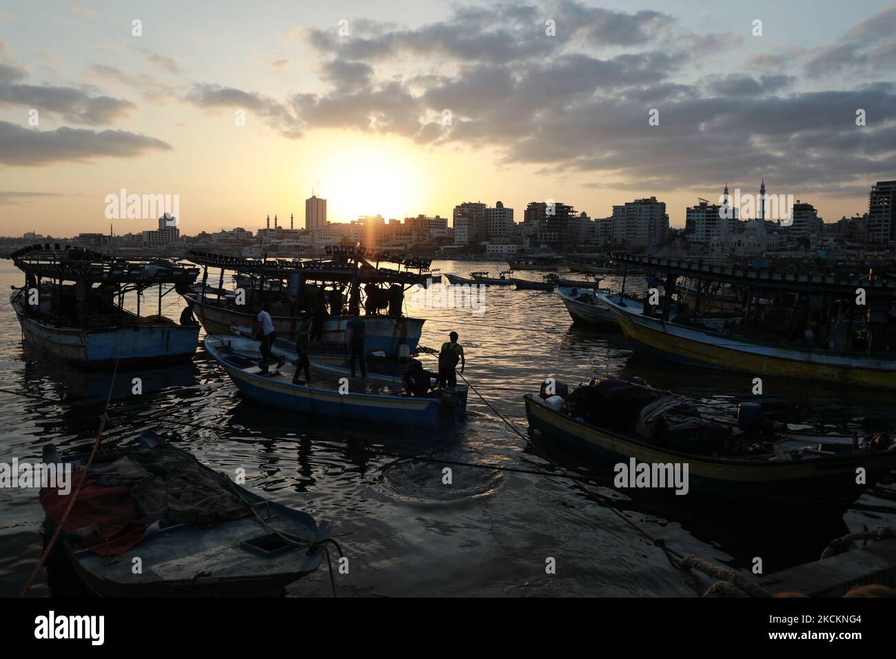 Los pescadores palestinos descargan sus capturas después de un viaje nocturno de pesca, en el Puerto de Gaza, jueves, 2 de septiembre de 2021. Israel reabrió una zona de pesca de 25 kilómetros (15 millas) frente a la costa de Gaza. (Foto de Majdi Fathi/NurPhoto) Foto de stock