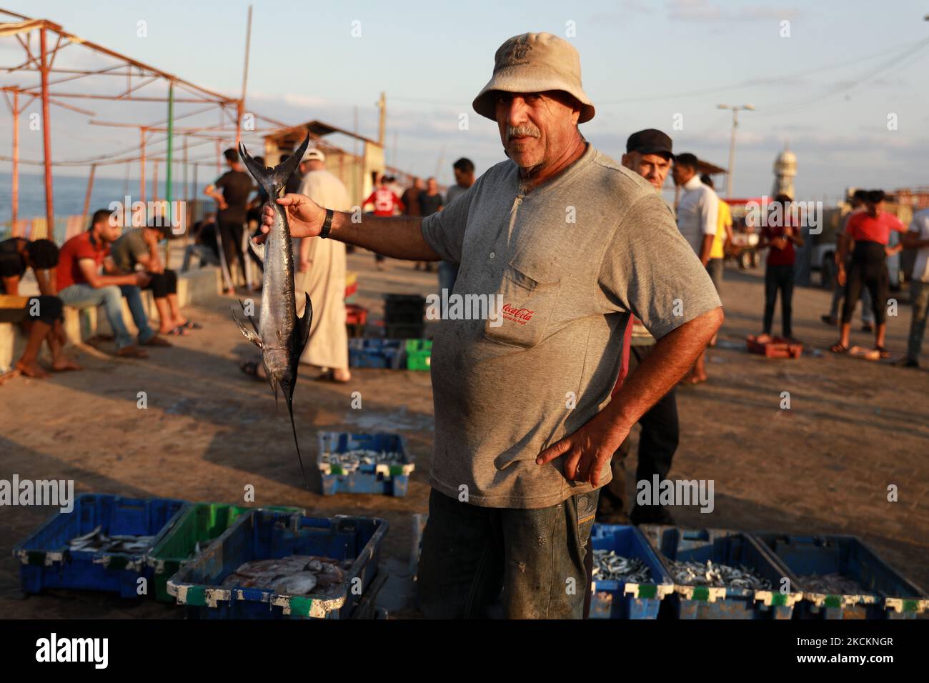 Los pescadores palestinos venden pescado después de un viaje nocturno de pesca, en el Puerto de Gaza, el jueves 2 de septiembre de 2021. Israel reabrió una zona de pesca de 25 kilómetros (15 millas) frente a la costa de Gaza. (Foto de Majdi Fathi/NurPhoto) Foto de stock