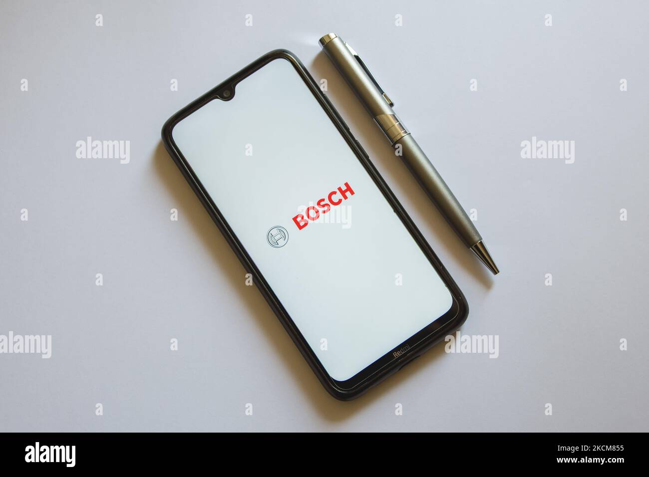 En esta ilustración fotográfica aparece un logotipo de Bosch en la pantalla de un smartphone y un lápiz en Atenas, Grecia, el 10 de septiembre de 2021. (Foto de Nikolas Kokovlis/NurPhoto) Foto de stock