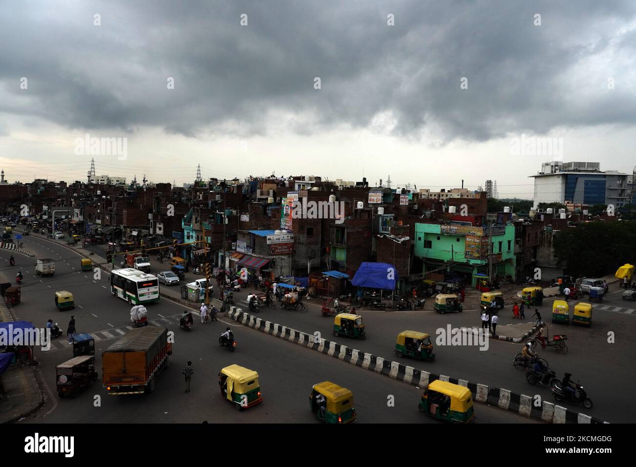 Los viajeros pasan en coche mientras el cielo se llena de fuertes nubes de lluvia monzónica en Nueva Delhi, India, el 13 de septiembre de 2021. Esta temporada de monzones ha sido la más húmeda para la capital nacional en los últimos 46 años. (Foto de Mayank Makhija/NurPhoto) Foto de stock