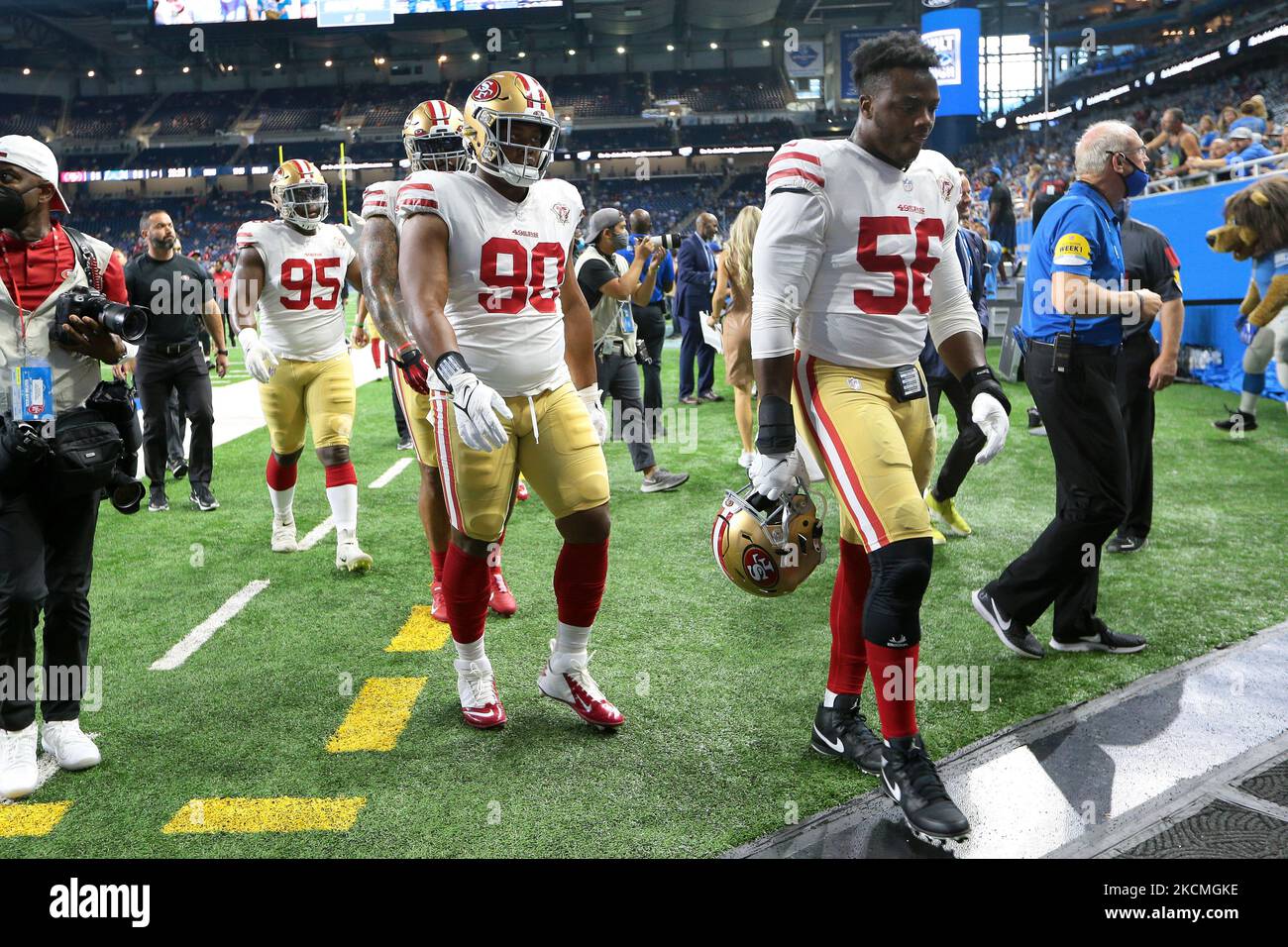 Los jugadores de San Francisco 49ers regresan al vestuario después de un calentamiento durante un partido de fútbol americano de la NFL contra los Detroit Lions en Detroit, Michigan, EE.UU., el domingo 12 de septiembre de 2021. (Foto de Jorge Lemus/NurPhoto) Foto de stock