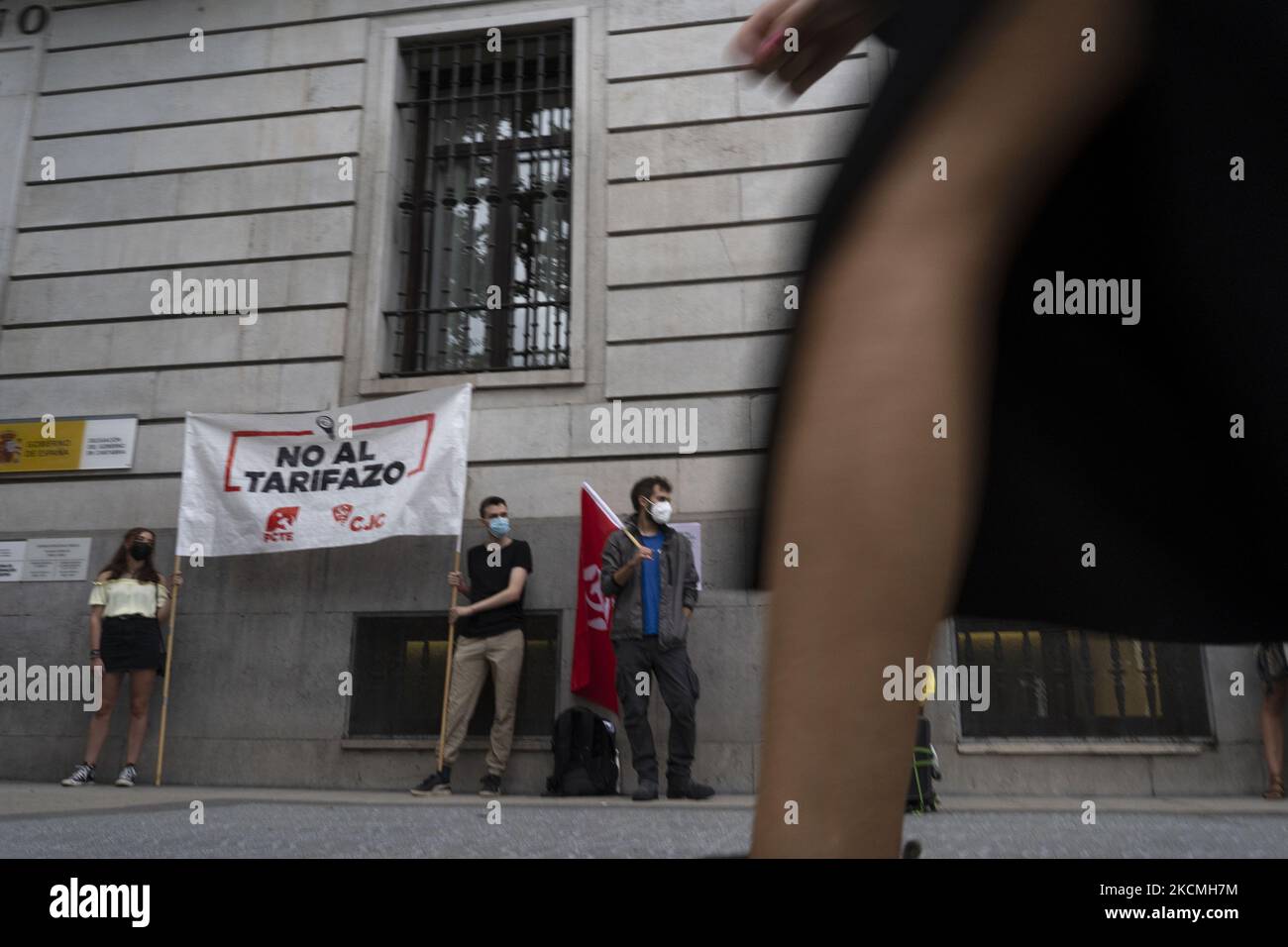 Con un estandarte con el lema ''No al Tarifazo'', miembros del Partido Comunista de los Trabajadores (PCTE), se reunieron contra el alza del precio de la electricidad en la ciudad de Santander, España, el 13 de septiembre de 2021. (Foto de Joaquín Gómez Sastre/NurPhoto) Foto de stock