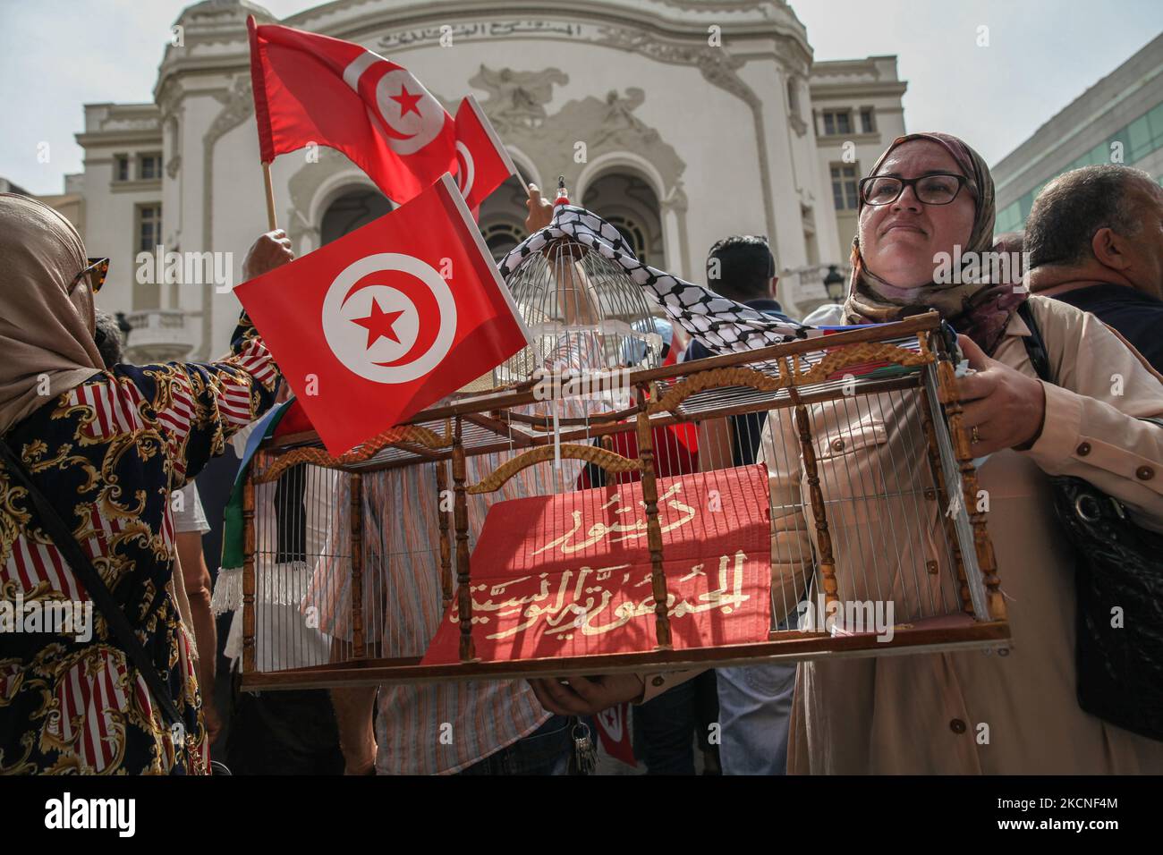 Una manifestante sostiene una jaula con un cartel en el interior que dice en árabe, Constitución de la República de Túnez, durante una manifestación realizada en la avenida Habib Bourguiba en Túnez, Túnez, el 26 de septiembre de 2021, para protestar por lo que miles de manifestantes llamaron un golpe de estado, Refiriéndose a las nuevas medidas excepcionales decretadas por el Presidente de Túnez, Kais Saied, y publicadas en el Diario Oficial. Unos días antes, Kais Saied anunció la continuación de la congelación del Parlamento y la promulgación de medidas excepcionales para el ejercicio del poder legislativo y del poder ejecutivo Foto de stock