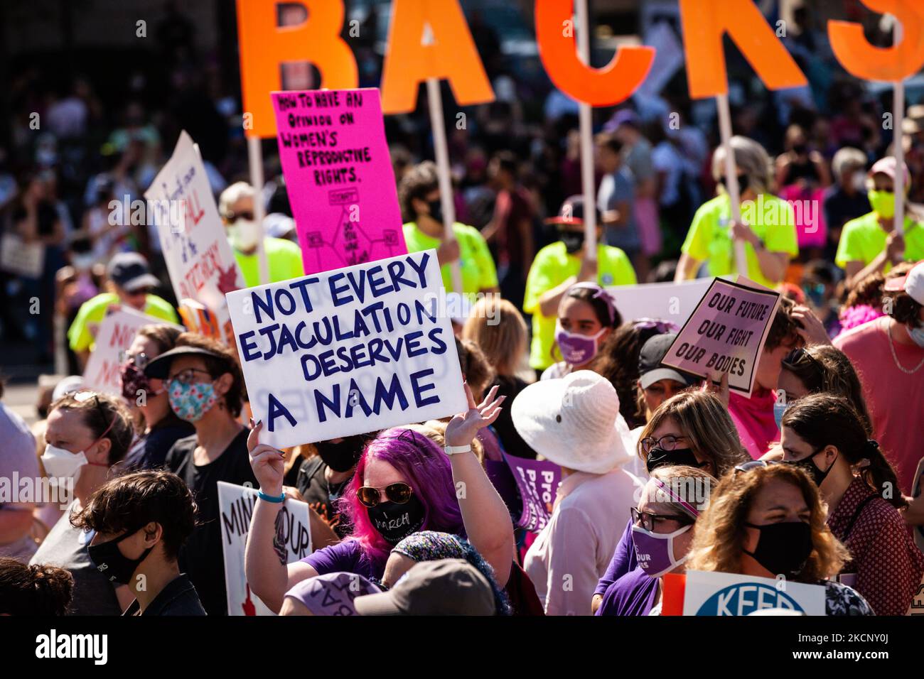 Señales en la Marcha de Mujeres por la Justicia del Aborto en Washington,  DC. Los manifestantes exigen que el gobierno estadounidense proteja los  derechos reproductivos de las mujeres y el acceso al