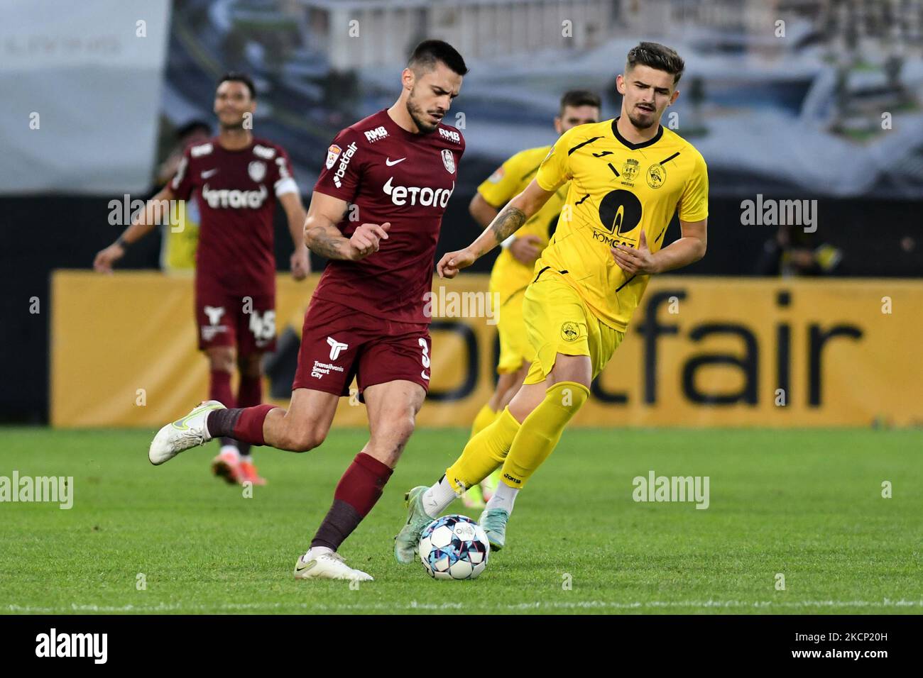 Andrei Burca (L) de CFR Cluj en acción contra Vlad Morar (R) de Gaz Metan  Medias durante la 11th etapa de Rumania Liga 1 CFR 1907 Cluj contra Gaz  Metan Medias, disputado