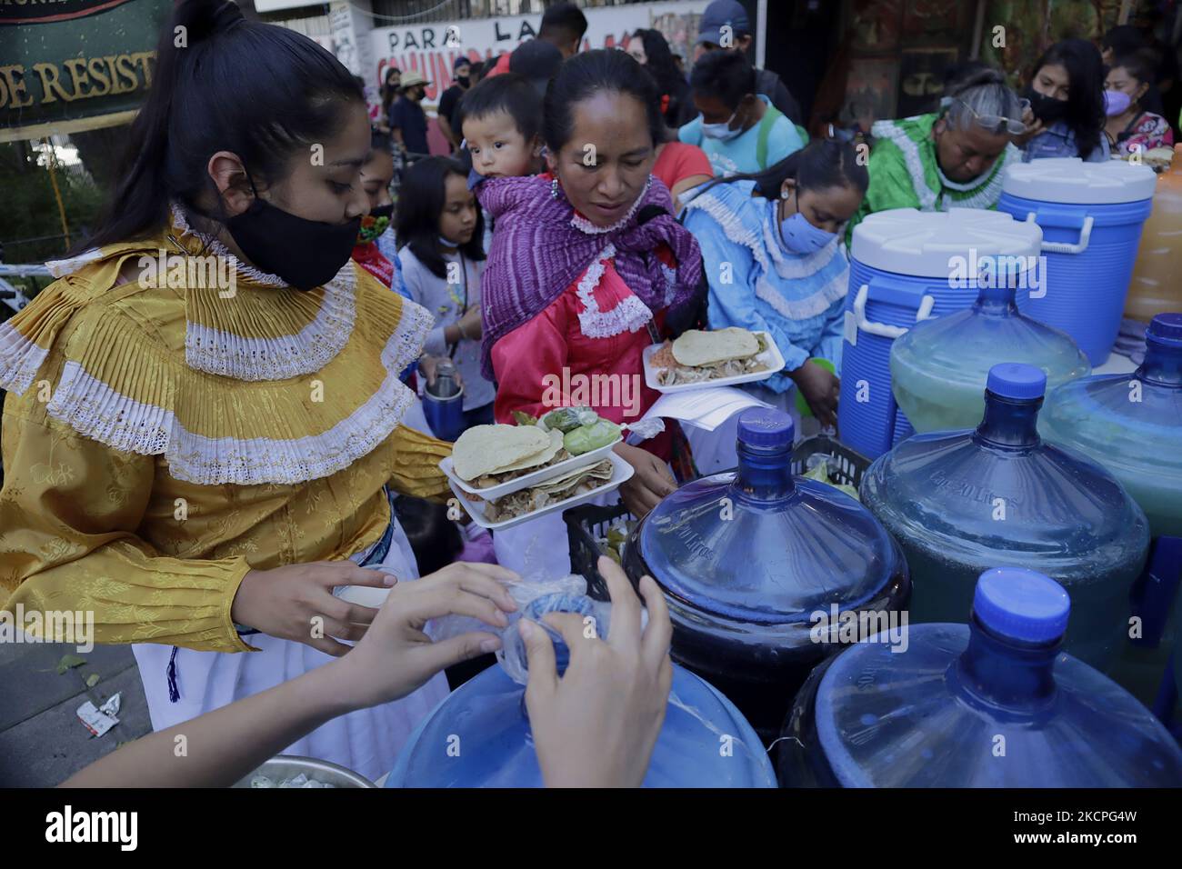 Las Mujeres De La Comunidad Otomí Que Han Ocupado Los Locales Del