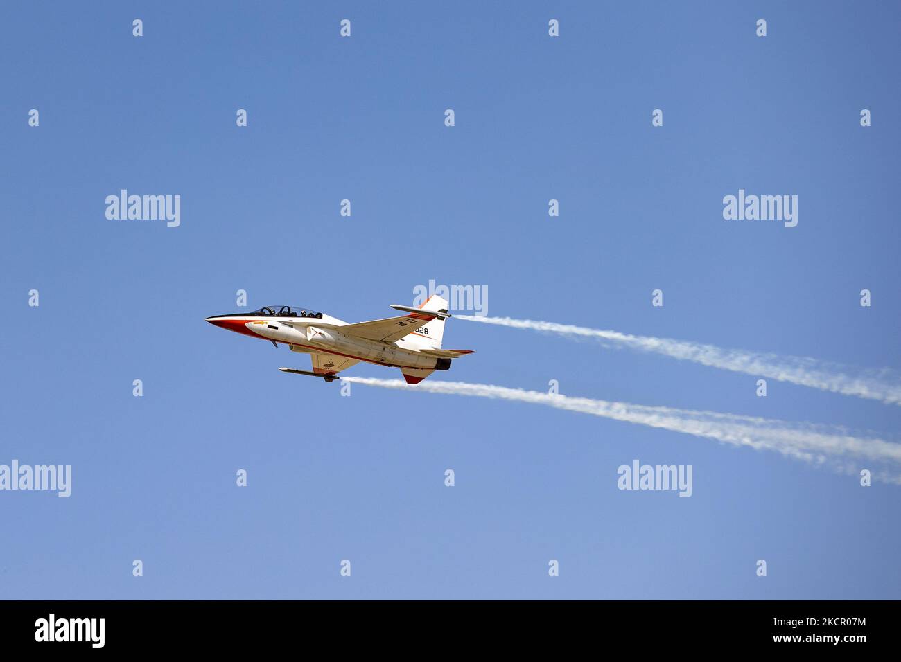 Un avión de entrenamiento T-50 de la Fuerza Aérea de Corea del Sur, desarrollado por Korea Aerospace Industries y Lockheed Martin, actúa durante un día de prensa para la Exposición Internacional Aeroespacial y de Defensa de Seúl 2021 (ADEX) en el Aeropuerto Militar de Seúl en Seongnam el 18 de octubre de 2021 en Corea del Sur. El ADEX 2021 de Seúl se abrirá del 19 al 23 de octubre. (Foto de Chris Jung/NurPhoto) Foto de stock