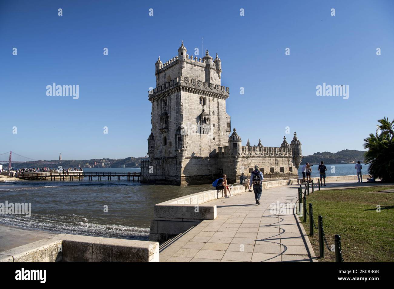 La gente visita la zona turística de la Torre Belem, en Lisboa. 20 de  octubre de 2021. La mayoría de las regiones de Portugal continental  muestran una «tendencia ascendente» de las infecciones