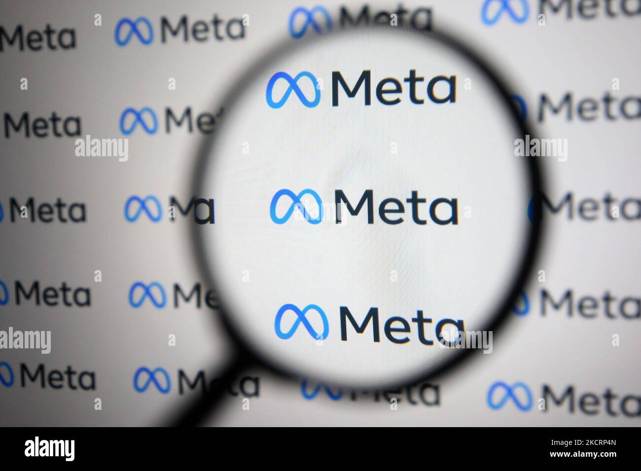 El logotipo de META Platforms Inc. Está representado a través de una lupa en esta foto