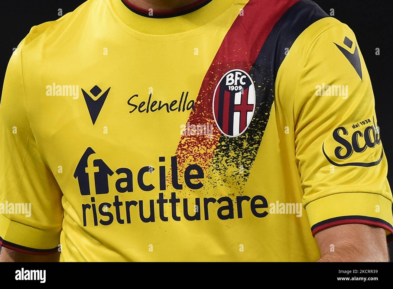 Primer plano de la camiseta del Bologna FC durante el partido Serie A entre  el SSC Napoli y el Bologna FC en el Stadio Diego Armando Maradona Naples  Italia el 28 de