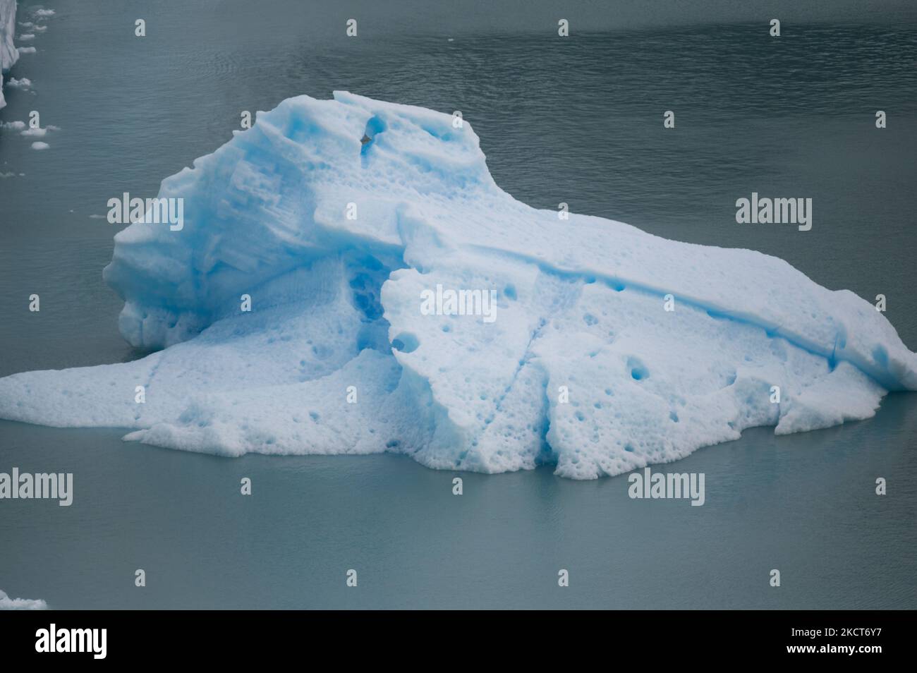 Un Iceberg Flota Frente Al Glaciar Perito Moreno En El Parque Nacional Los Glaciares Cerca De El Calafate Argentina Martes 2 De Noviembre De 21 Foto De Mario De Fina Nurphoto Fotografia De