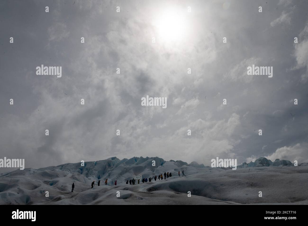 Turistas Caminan Sobre El Glaciar Perito Moreno En El Parque Nacional Los Glaciares Cerca De El Calafate Argentina Martes 2 De Noviembre De 21 Foto De Mario De Fina Nurphoto Fotografia De Stock