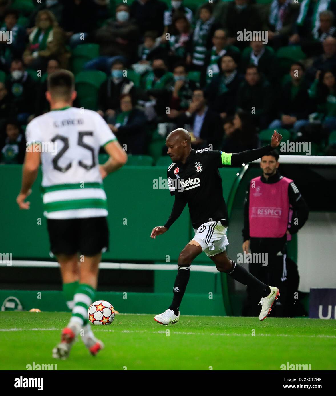 Atiba Hutchinson de Besiktas durante el partido del grupo C de la UEFA