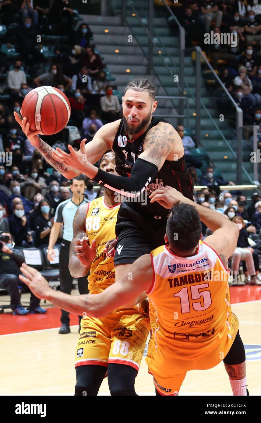 Isaia Cordinier (Segafredo Virtus Bologna) durante la serie A1 del campeonato italiano de 