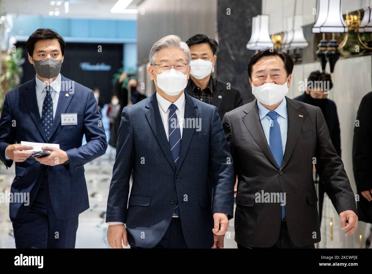 Lee Jae-myung (centro), el candidato presidencial del gobernante Partido Demócrata, llega a la Federación Coreana de Pymes (KBIZ) en Yeouido para anunciar la política y visión de las Pymes el 24 de noviembre de 2021 en Seúl, Corea del Sur. (Foto de Chris Jung/NurPhoto) Foto de stock