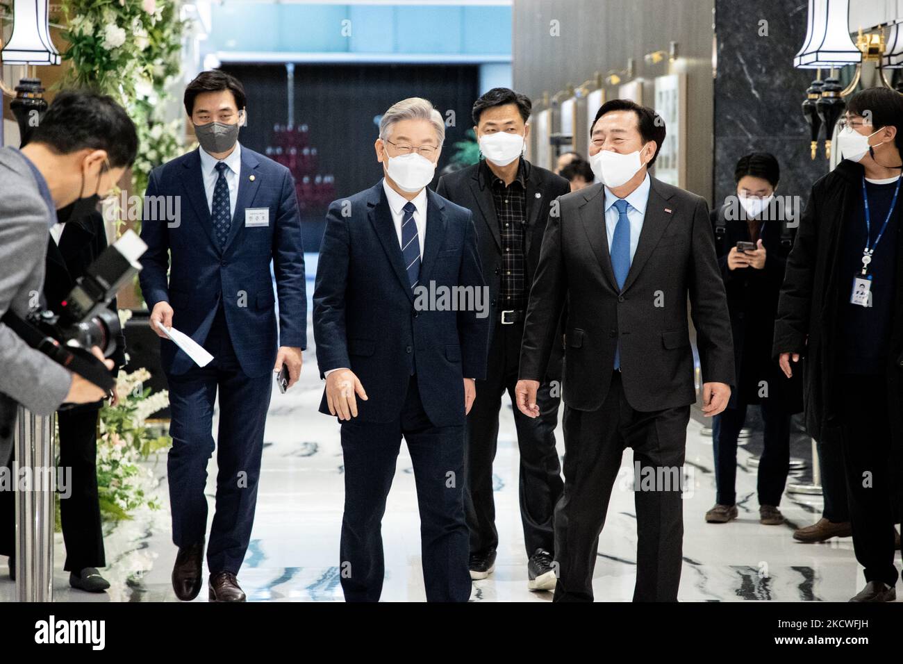 Lee Jae-myung (centro), el candidato presidencial del gobernante Partido Demócrata, llega a la Federación Coreana de Pymes (KBIZ) en Yeouido para anunciar la política y visión de las Pymes el 24 de noviembre de 2021 en Seúl, Corea del Sur. (Foto de Chris Jung/NurPhoto) Foto de stock