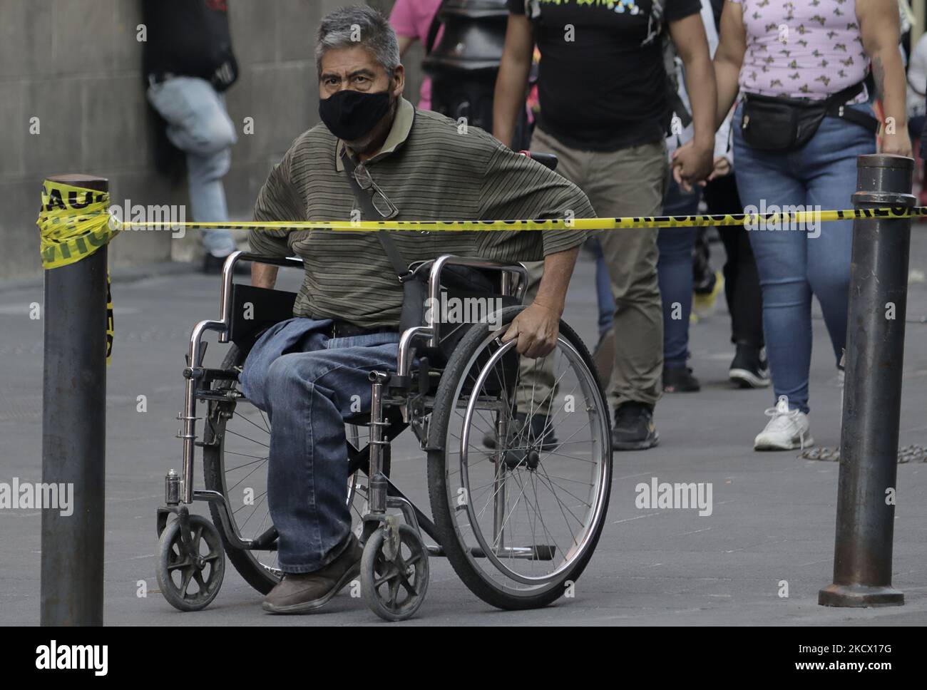 Una persona en silla de ruedas en el Centro Histórico de la Ciudad de México  durante la emergencia de salud COVID-19 y el semáforo epidemiológico verde  de la capital. (Foto de Gerardo