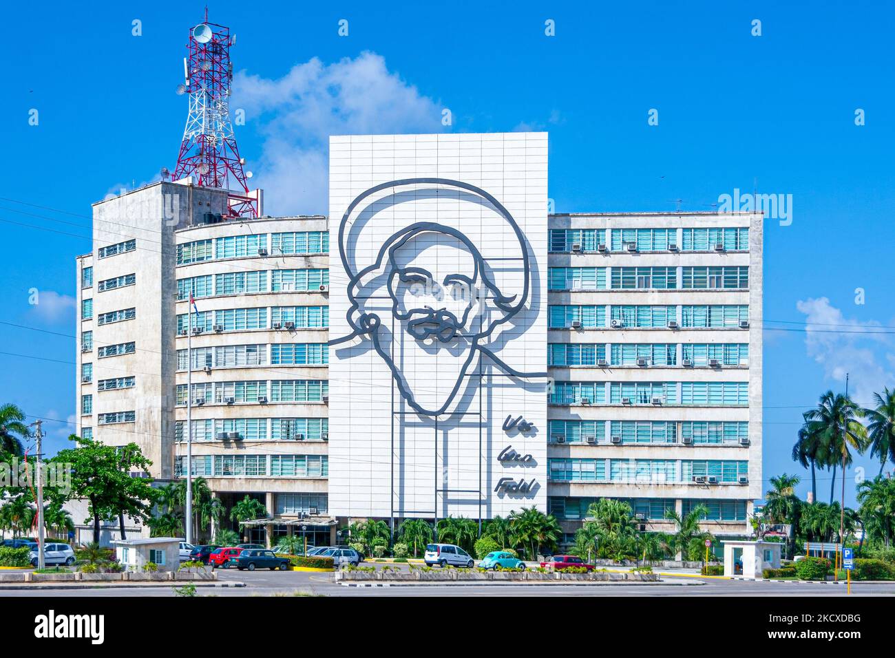 La Habana, Cuba - 22 de octubre de 2022: Escultura de Camilo Cienfuegos en el edificio del Ministerio de Comunicaciones Foto de stock