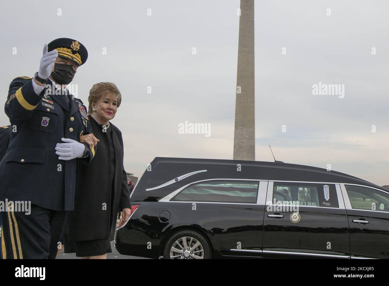 La Senadora Elizabeth Dole (R-NC), esposa de Bob Doleâ de 46 años, llega al memorial por su marido que murió a los 98 años de edad el 5 de diciembre de 2021. Dole sirvió en el Senado por 27 años, y en la Cámara de Representantes por 8. Dole recibió un Corazón Púrpura por su servicio en la Segunda Guerra Mundial, y fue instrumental en la construcción del Memorial de la Segunda Guerra Mundial, donde se celebró la ceremonia. (Foto de Zach Brien/NurPhoto) Foto de stock