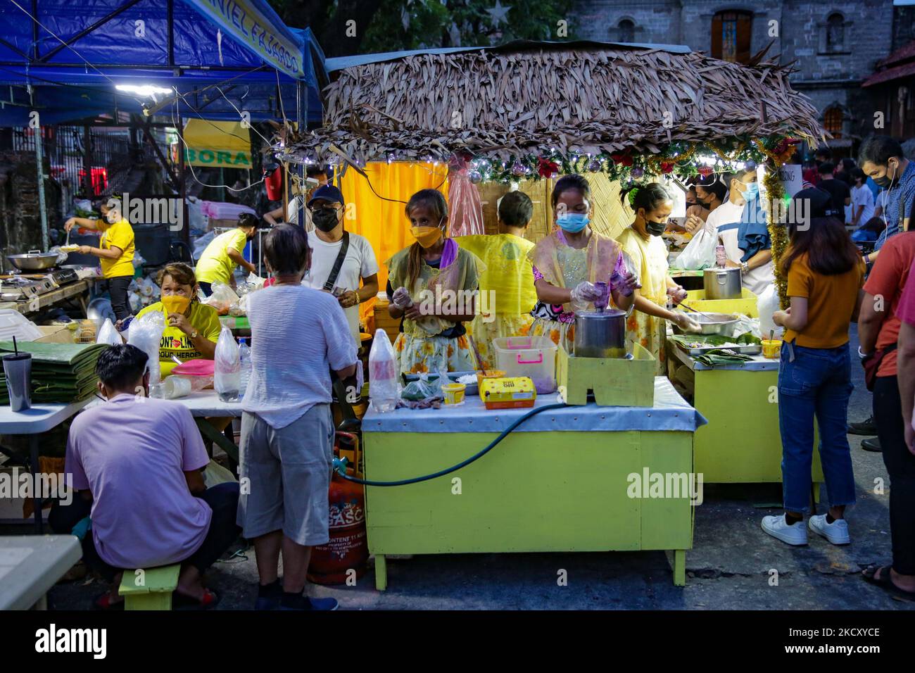 Los católicos filipinos compran pasteles de arroz tradicionales después