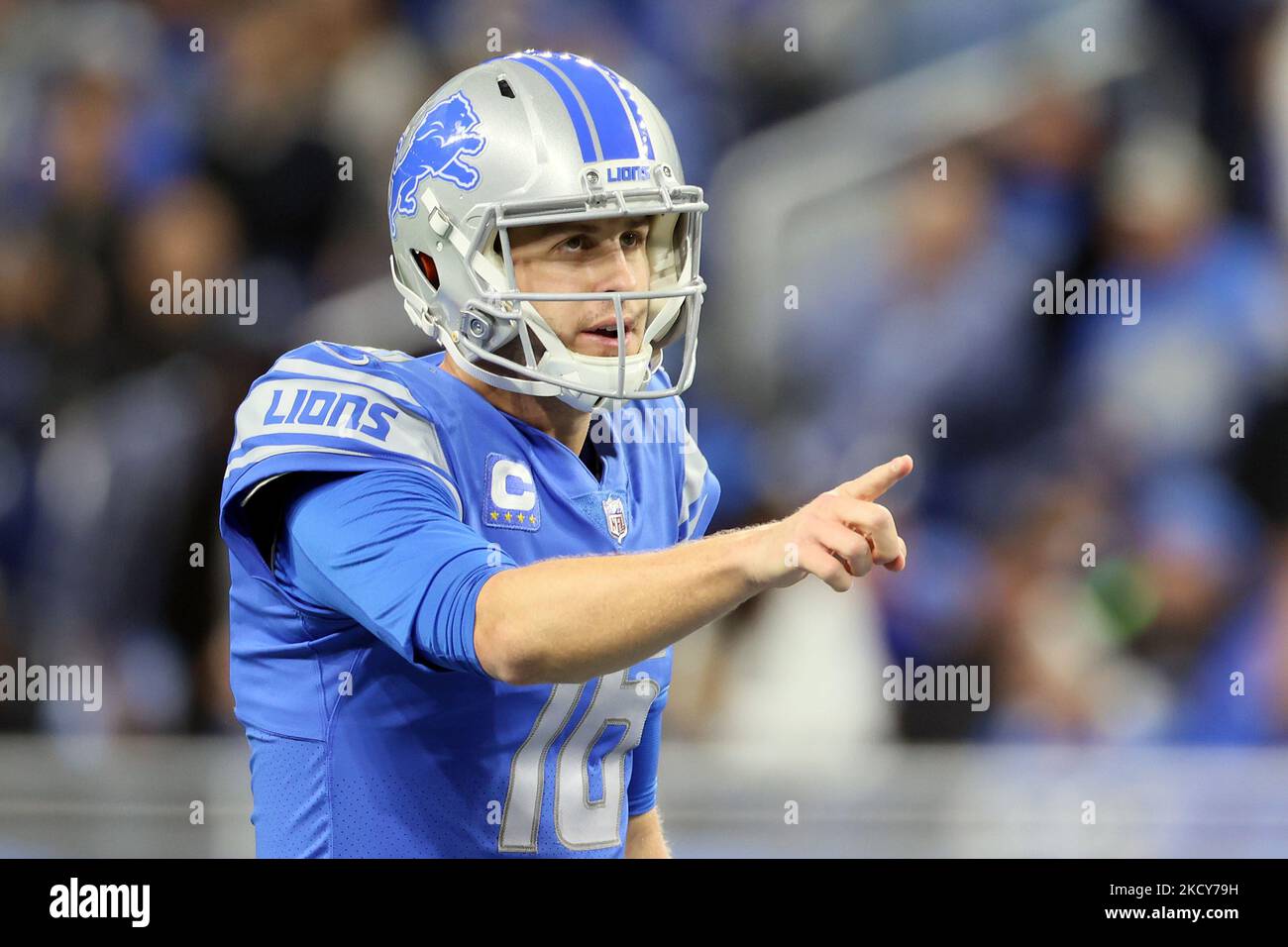 Jared Goff (16), mariscal de campo de los Leones de Detroit, se muestra  antes de un juego de fútbol americano de la NFL entre los Detroit Lions y  los Arizona Cardinals en