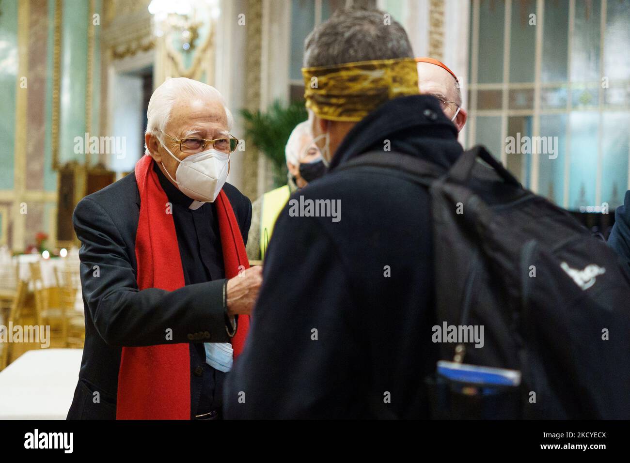 Padre Ángel durante la distribución de una bolsa con la tradicional Cena de Nochebuena para personas sin hogar, organizada por Mensajeros de la Paz, en el Real Casino de Madrid, el 24 Padre Ángel durante la distribución de una bolsa con la tradicional Cena de Nochebuena para personas sin hogar, organizada por Mensajeros de la Paz, en el Real Casino de Madrid, el 24