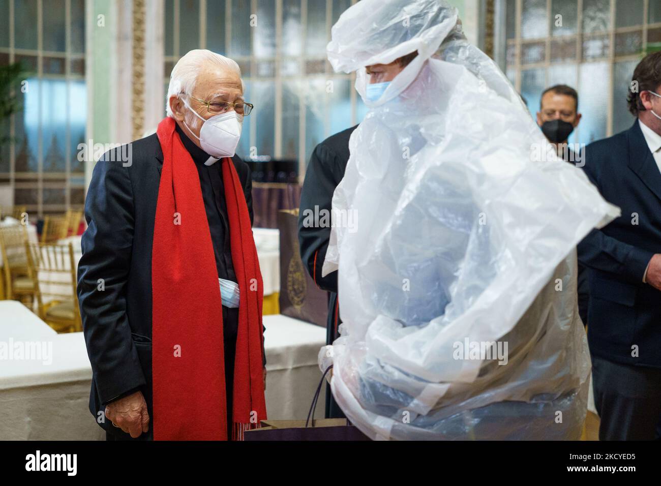 Padre Ángel durante la distribución de una bolsa con la tradicional Cena de Nochebuena para personas sin hogar, organizada por Mensajeros de la Paz, en el Real Casino de Madrid, el 24 Padre Ángel durante la distribución de una bolsa con la tradicional Cena de Nochebuena para personas sin hogar, organizada por Mensajeros de la Paz, en el Real Casino de Madrid, el 24
