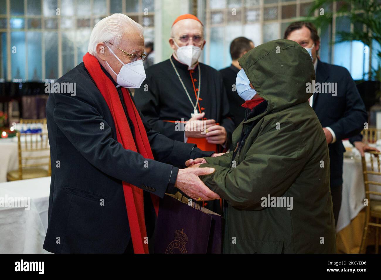 Padre Ángel durante la distribución de una bolsa con la tradicional Cena de  Nochebuena para personas sin hogar, organizada por Mensajeros de la Paz, en  el Real Casino de Madrid, el 24
