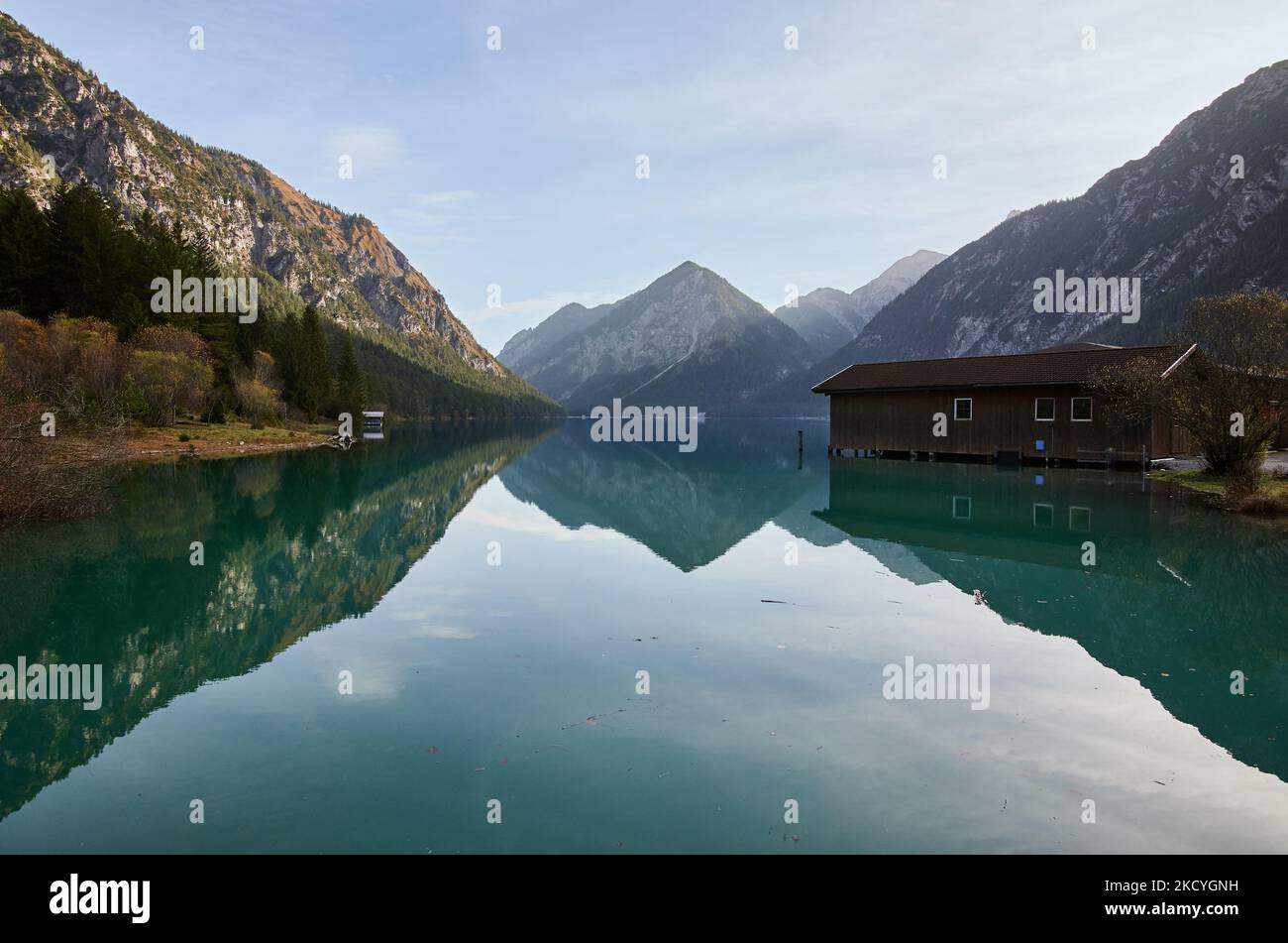 Lago Heiterwang a los pies del Monte Thaneller en los Alpes Ammergau, Tirol, Austria Foto de stock
