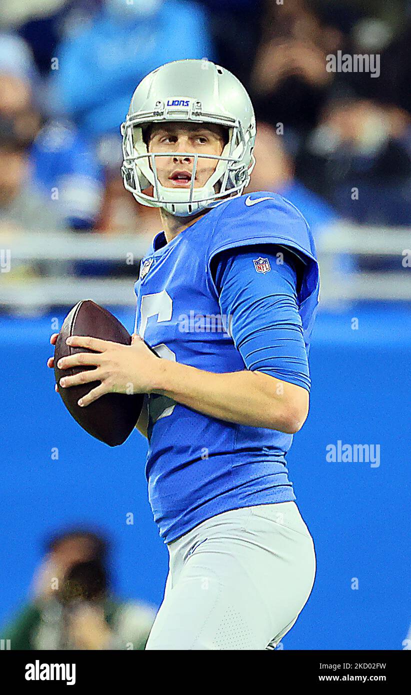 Jared Goff (16), mariscal de campo de los Leones de Detroit, espera pasar  el balón durante un partido de fútbol americano de la NFL entre los Detroit  Lions y los Green Bay