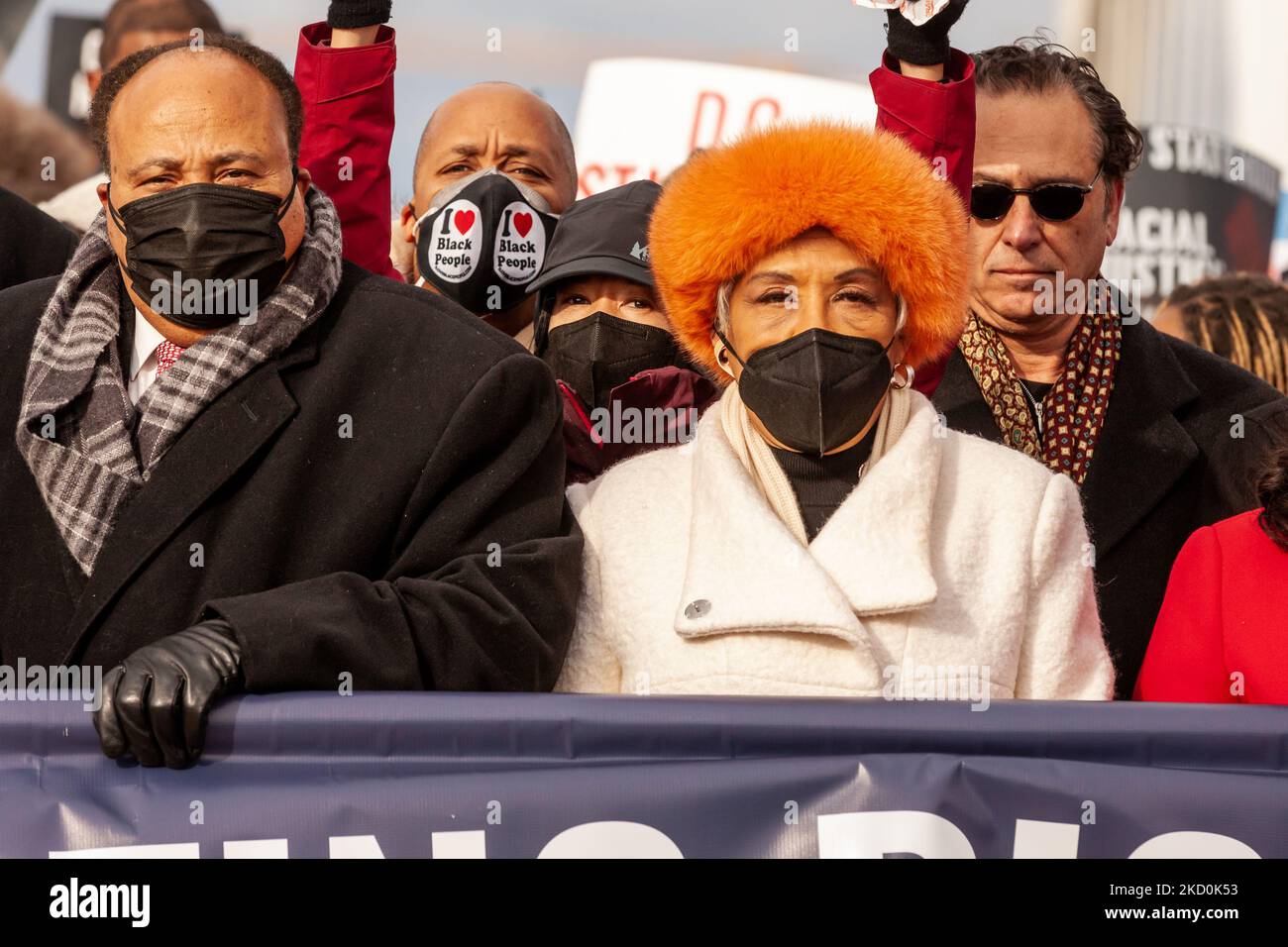 Martin Luther King III y la congresista Joyce Beatty (D-OH) marchan al frente de la Caminata por la Paz en DC. MLK III, Arndrea Waters King, Yolanda Renee King y otros líderes de derechos civiles se unieron a la Caminata de la Paz este año para marchar por los derechos de voto. La familia King pidió a los estadounidenses que no celebraran el cumpleaños de MLK Jr. Si el Senado aún no había aprobado legislación para proteger los derechos electorales, sino que tomaran medidas para detener la supresión de los votantes. El Frederick Douglass Memorial Bridge fue elegido para enfatizar el mensaje de que si el Congreso puede crear una excepción a la filibuster para pasar la infraestructura bil Foto de stock