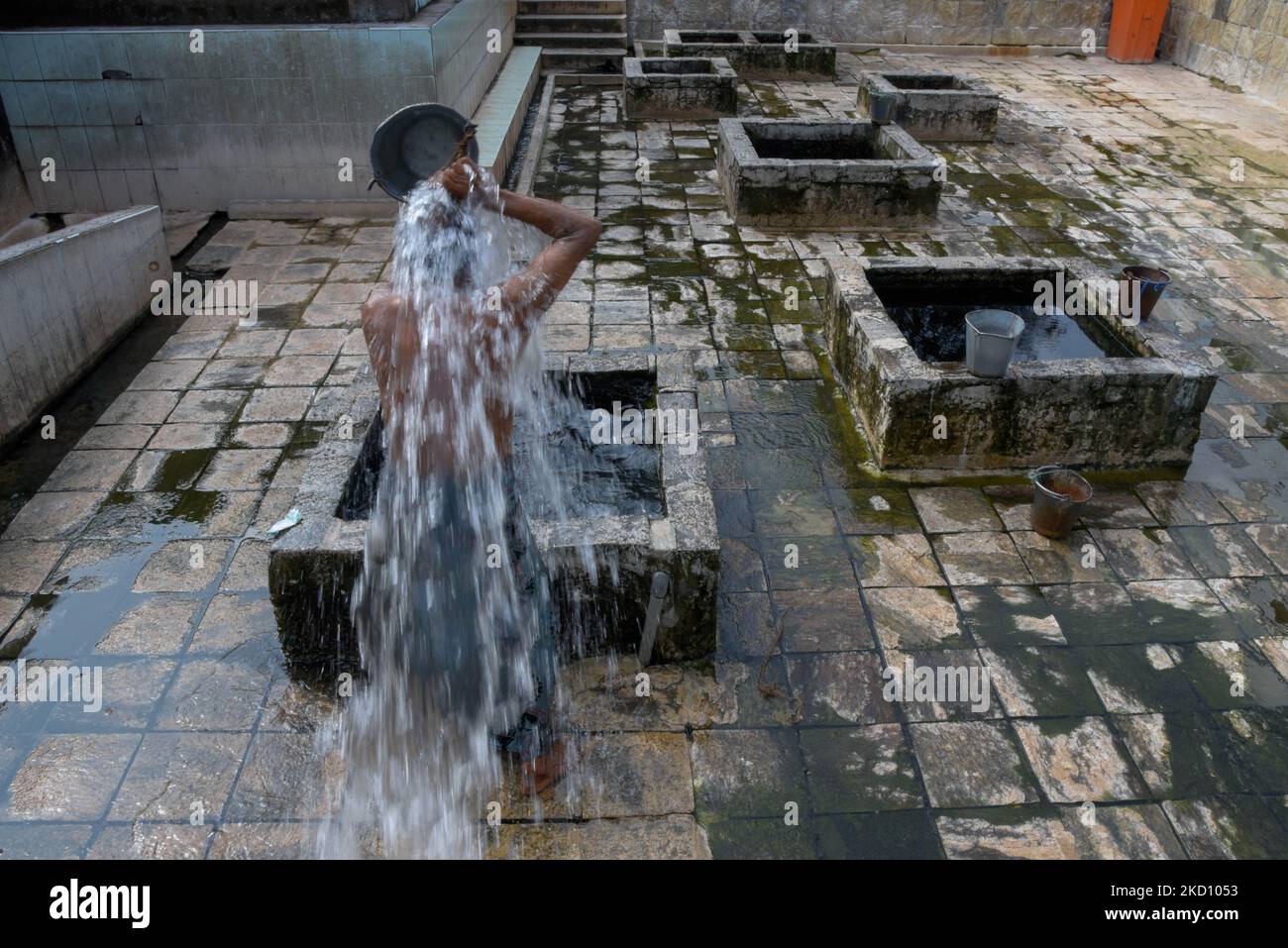 Un hombre se baña en las esprintas de agua caliente de Kinniya en Trincomalee, en la costa oriental de Sri Lanka, 19 de enero de 2022 (Foto de Akila Jayawardana/NurPhoto) Foto de stock