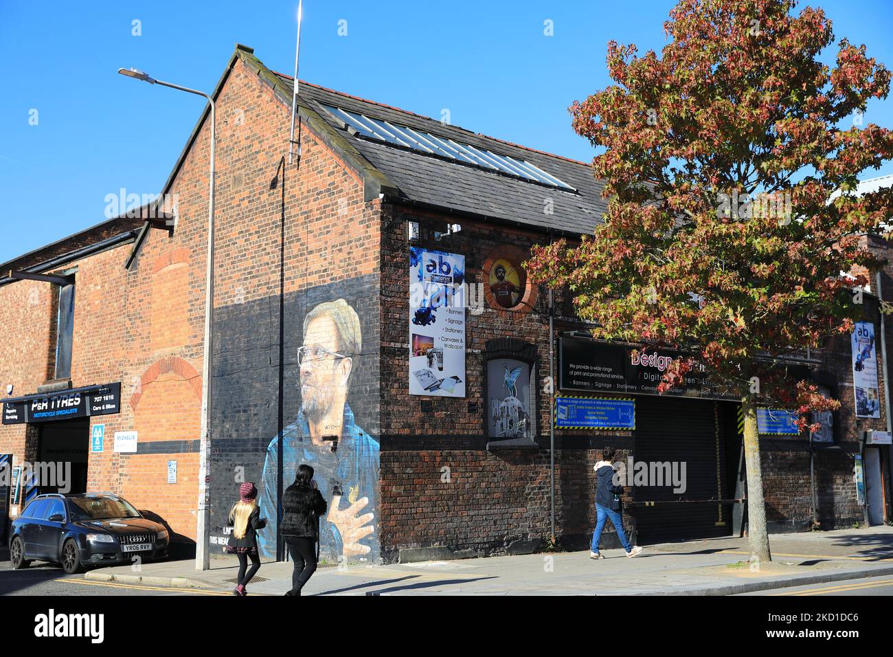 Mural de Jurgen Klopp, director del FC Liverpool, pintado por el artista callejero francés AKSE P19, en la calle Jordan, en el Triángulo Báltico, Reino Unido Foto de stock