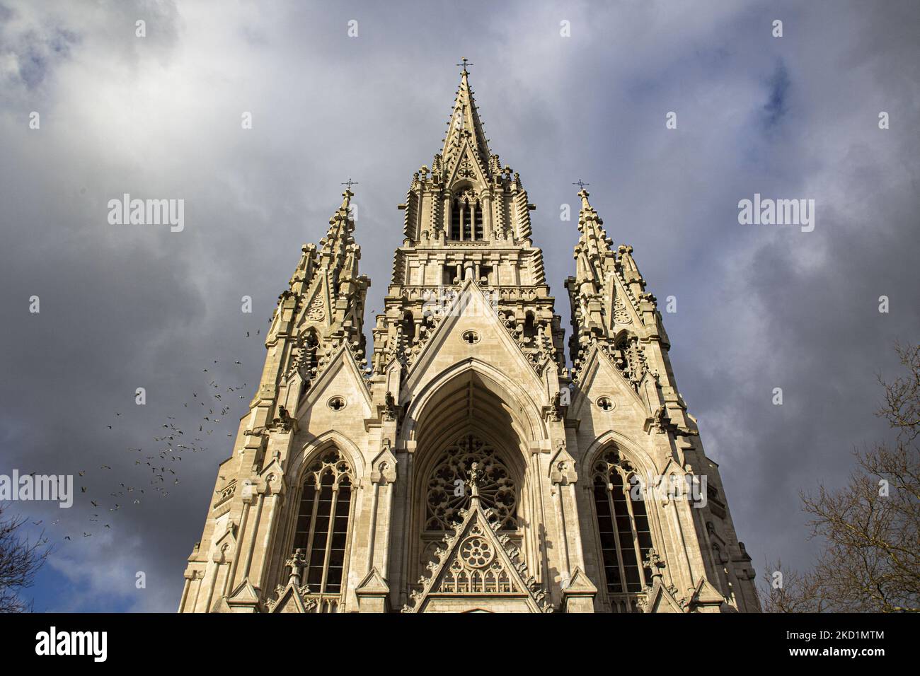 La Iglesia de Nuestra Señora de Laeken, conocida en francés como Église Notre-Dame de Laeken, una iglesia católica de estilo arquitectónico neogótico de Laeken, como se ve en la ciudad de Bruselas durante un día con dramáticas nubes oscuras. La iglesia fue construida en memoria de la reina Louise-Marie, esposa del rey Leopoldo I al diseño del arquitecto belga Joseph Poelaert. Bajo la iglesia se encuentra la cripta real que alberga las tumbas de la familia real belga, incluyendo las de todos los antiguos reyes de los belgas como Leopold. Bruselas, Bélgica, 30 de enero de 2022 (Foto de Nicolas Economou/NurPhoto) Foto de stock