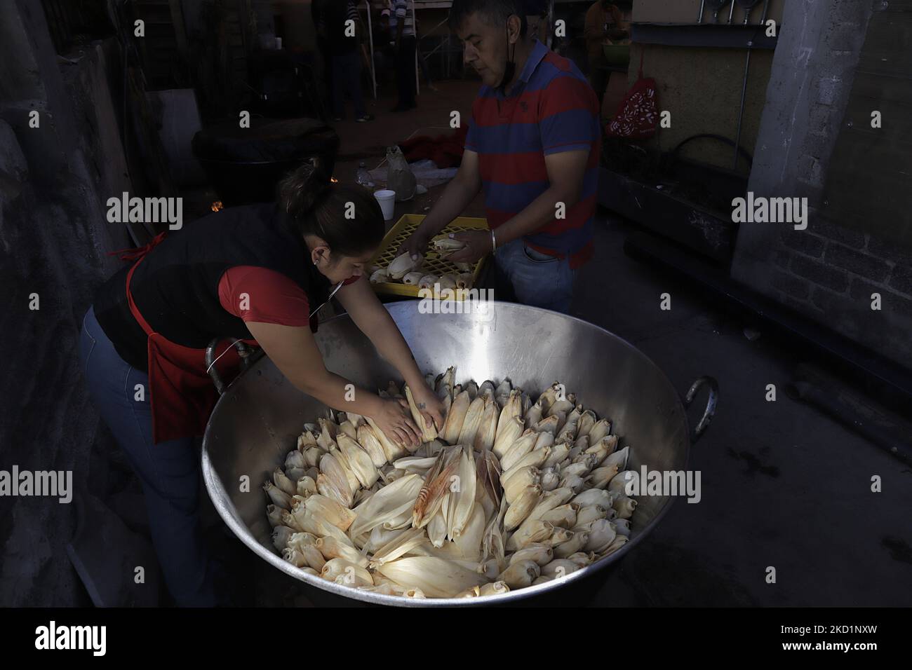 Habitante de San Francisco Culhuacán en la Ciudad de México, coloca tamales en una olla para ser cocinados con ocasión del Día de las Candelarias, que celebra el período que cierra el Habitante de San Francisco Culhuacán en la Ciudad de México, coloca tamales en una olla para ser cocinados con ocasión del Día de las Candelarias, que celebra el período que cierra el