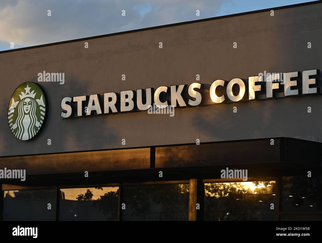 Logotipo de Starbucks Coffee visto en Mérida. El viernes, 4 de febrero de  2022, en Mérida, Yucatán, México. (Foto de Artur Widak/NurPhoto Fotografía  de stock - Alamy