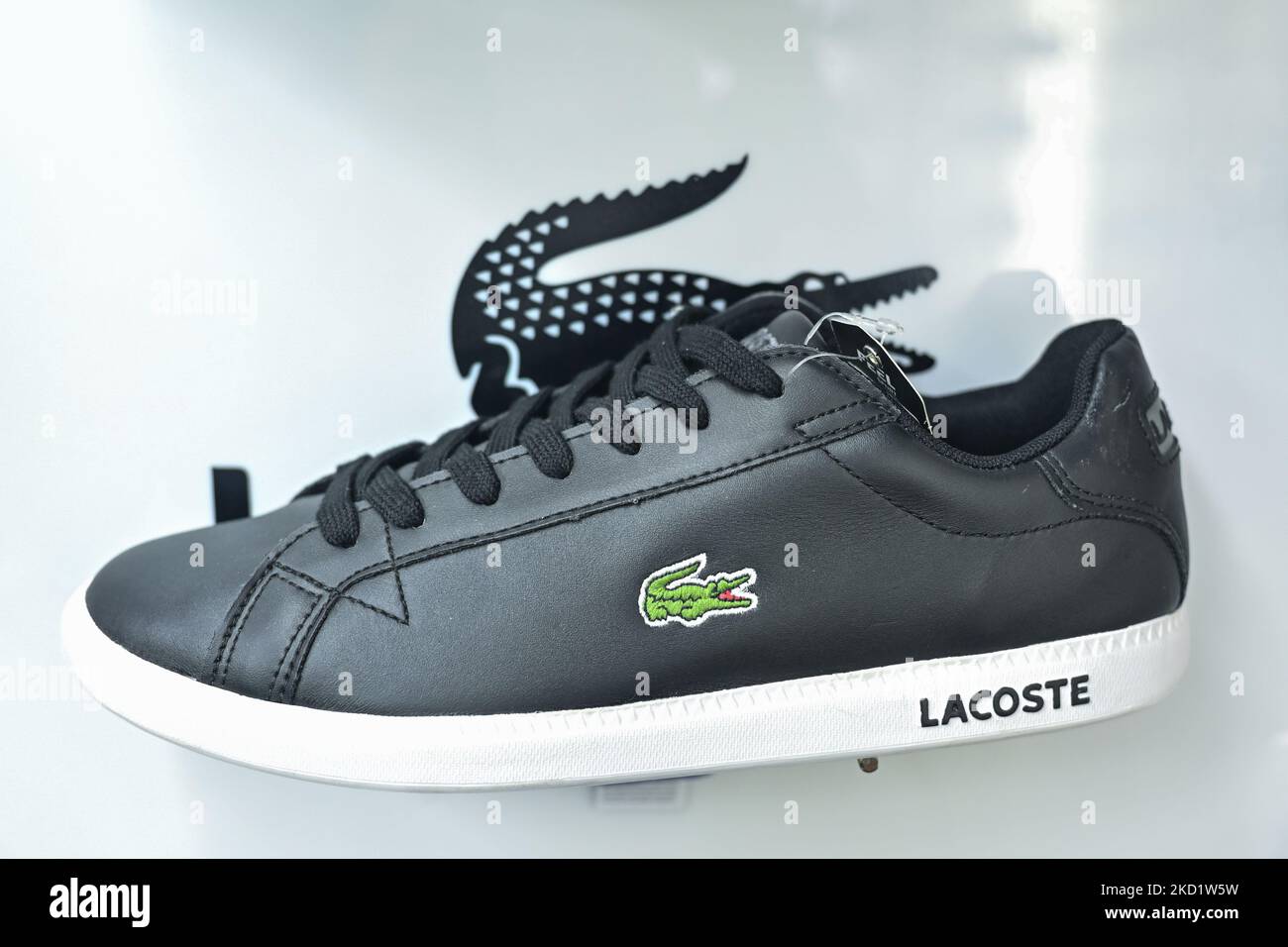 Zapatos Lacoste vistos en un estante de tienda en San Cristóbal de Casas. El sábado 29 de enero de 2022, en San de las Casas, Chiapas, México. (Foto de
