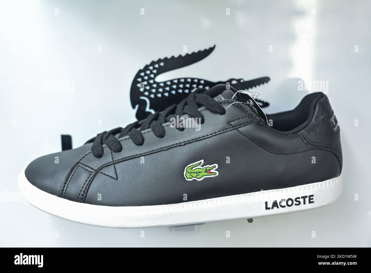 Zapatos Lacoste vistos en un estante de una tienda en San