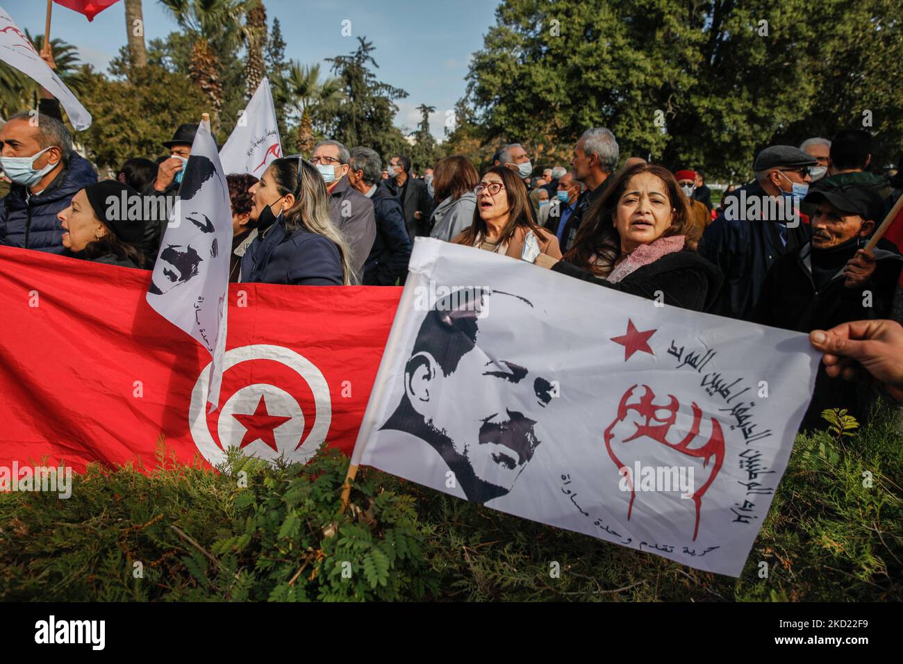 Los manifestantes gritan consignas junto a una bandera de Túnez durante una manifestación realizada con ocasión del 9th aniversario del asesinato del líder de izquierda Chokri Belaid en Túnez, Túnez, el 6 de febrero de 2022. Exigir rendición de cuentas en el caso de Chokri Belaid y la verdad sobre los asesinatos políticos, así como sobre el aparato secreto del partido de inspiración islamista Ennahda. (Foto de Chedly Ben Ibrahim/NurPhoto) Foto de stock