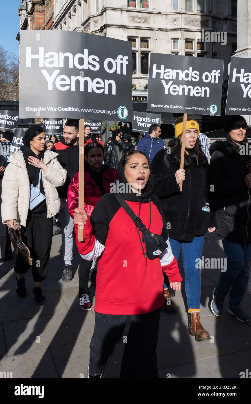 LONDRES, REINO UNIDO - 12 DE FEBRERO de 2022: Manifestantes contra la guerra participan en una marcha de protesta en el centro de Londres contra la guerra y la crisis humanitaria en curso en Yemen el 12 de febrero de 2022 en Londres, Inglaterra. Los manifestantes piden al gobierno del Reino Unido que ponga fin a la venta de armas a Arabia Saudita, que ha estado liderando la coalición contra los hutíes respaldados por Irán en Yemen durante los últimos siete años. (Foto de Wiktor Szymanowicz/NurPhoto) Foto de stock