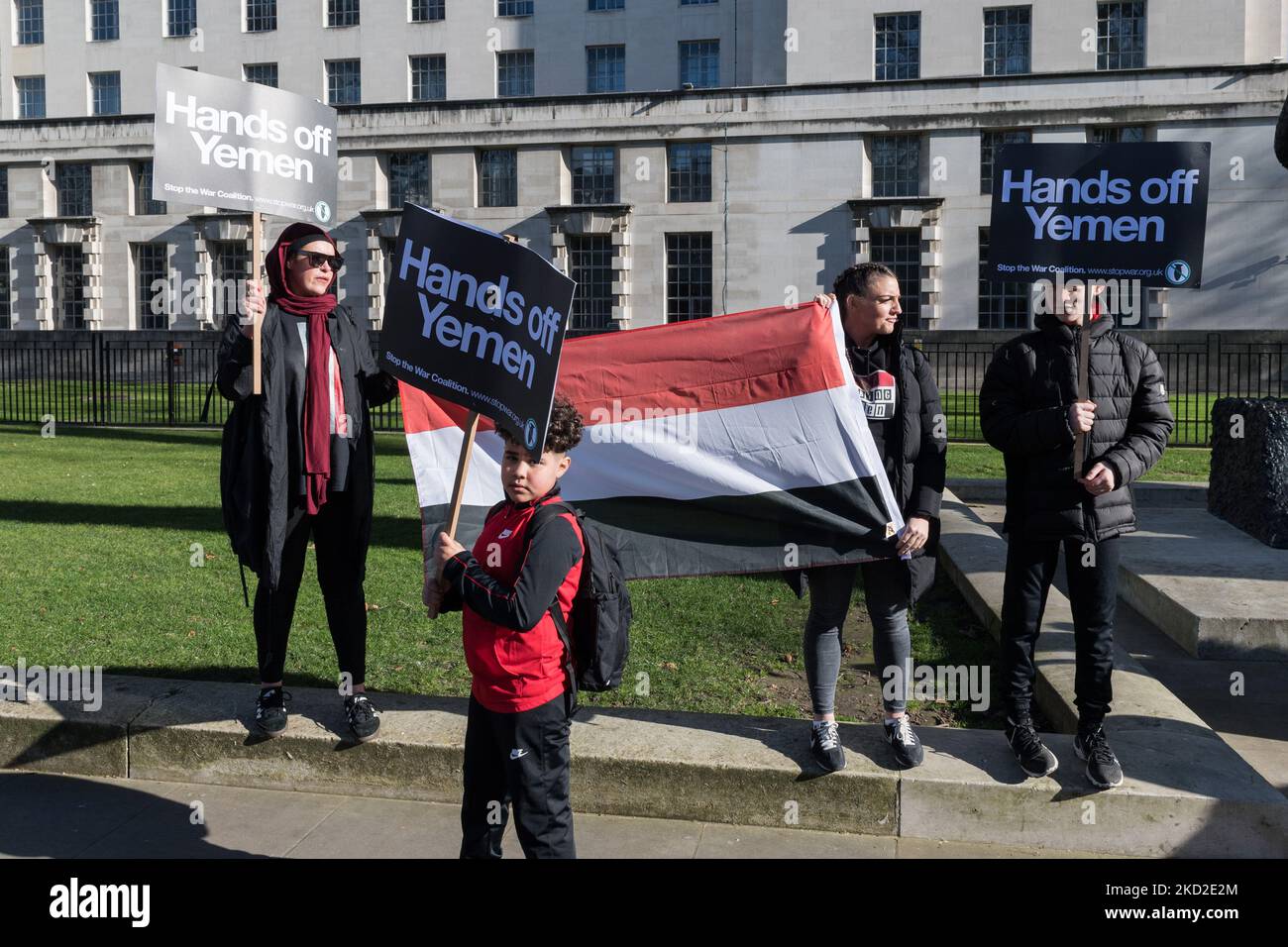 LONDRES, REINO UNIDO - 12 DE FEBRERO de 2022: Manifestantes sostienen pancartas y una bandera yemenita durante una protesta en las afueras de Downing Street contra la guerra y la crisis humanitaria en curso en Yemen el 12 de febrero de 2022 en Londres, Inglaterra. Los manifestantes piden al gobierno del Reino Unido que ponga fin a la venta de armas a Arabia Saudita, que ha estado liderando la coalición contra los hutíes respaldados por Irán en Yemen durante los últimos siete años. (Foto de Wiktor Szymanowicz/NurPhoto) Foto de stock