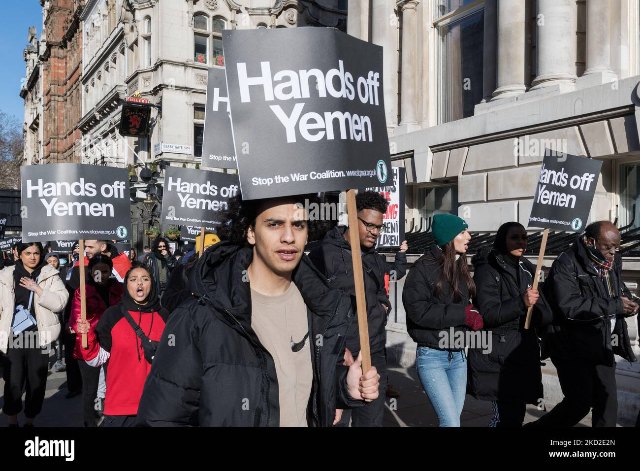 LONDRES, REINO UNIDO - 12 DE FEBRERO de 2022: Manifestantes contra la guerra participan en una marcha de protesta en el centro de Londres contra la guerra y la crisis humanitaria en curso en Yemen el 12 de febrero de 2022 en Londres, Inglaterra. Los manifestantes piden al gobierno del Reino Unido que ponga fin a la venta de armas a Arabia Saudita, que ha estado liderando la coalición contra los hutíes respaldados por Irán en Yemen durante los últimos siete años. (Foto de Wiktor Szymanowicz/NurPhoto) Foto de stock